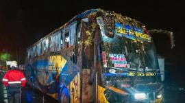 Un bus resultó afectado por el deslizamiento de lodo y rocas