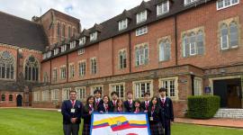 Estudiantes ecuatorianos conquistan Londres con un triunfo académico mundial