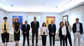 El presidente Pedro Sánchez con personas migrantes regularizadas en procesos anteriores y organizaciones que trabajan en este ámbito.