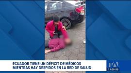 Mientras faltan médicos y enfermeros, los despidos en el sector público desatan críticas; expertos advierten que la solución no es desvincular, sino reorganizar el talento humano.