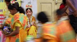 Niñas indias vestidas como la diosa Durga.