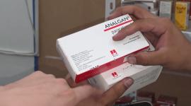 Agentes de Arcsa y de la Unidad de Delitos Aduaneros de la Policía decomisaron más de 300 medicamentos falsificados y caducados en una farmacia de Flor de Bastión, noroeste de Guayaquil, este 17 de abril de 2026.