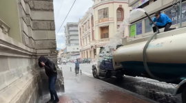 Influencer utiliza un tanquero de agua para sorprender a hombres que orinaban en la vía pública en Riobamba.