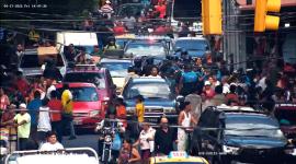 Varias personas agreden a agentes de control municipal durante un operativo en la Bahía de Guayaquil, este 17 de abril de 2026.