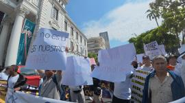 Pescadores del perfil costero realizaron un plantón, en Guayaquil, en protesta al alza del combustible.Fotos: César Muñoz/API
