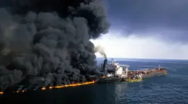 Las imágenes de barcos petroleros ardiendo en el estrecho de Ormuz no son del todo novedosas. Esta escena se produjo en diciembre de 1987, en medio de la guerra entre Irán e Irak.