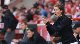 La nueva entrenadora del Union Berlin, Marie-Louise Eta, reacciona durante el partido de la Bundesliga entre el 1. FC Union Berlin y el VfL Wolfsburg en Berlín, Alemania, el 18 de abril de 2026.