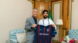 El director ejecutivo de JDT, Luis García, entrega hoy una camiseta de JDT al equipo médico en Jeddah.