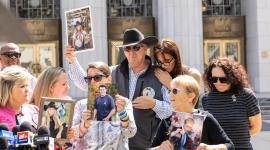 Familias que perdieron a un pariente por adicción a redes reaccionan a la sentencia contra Meta y YouTube en Los Angeles, California.