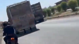 3 chicos estaban haciendo acrobacias en moto, con una pistola en la mano, sus dos amigos en otra moto grabando el video, y al instante siguiente chocaron contra un tráiler... 3 hermanos murieron