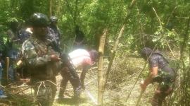 Militares hallaron dos fosas con cuerposo en estado de descomposición en Esmeraldas.