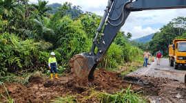 La vía Alóag Santo Domingo permanece cerrada al tránsito vehicular por trabajos de reparación.