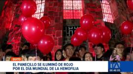 En el marco del Día Mundial de la Hemofilia, el Panecillo se iluminó de rojo para visibilizar esta condición. Pacientes piden acceso a tratamientos. Un reportaje de Ismenia Solórzano