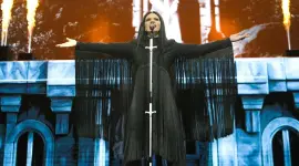 Laura Pausini detiene su espectáculo en el Arena 1 de San Miguel para recriminar, con su característico sentido del humor y un toque de ironía, la falta de entusiasmo de las primeras filas.