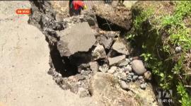 La carretera se encuentra en proceso de rehabilitación, pero los riesgos actuales preocupan a los transportistas; baches y hundimientos complican la conectividad en la zona.