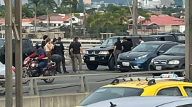 Momento del procedimiento policial en el puente de la Unidad Nacional, donde este 20 de abril de 2026 asesinaron a un funcionaria de Durán.