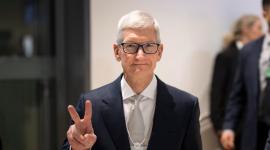 Tim Cook, director ejecutivo de Apple, anunció el lunes su renuncia tras casi 15 años al frente de la compañía. Le sucederá John Ternus, de 50 años, jefe de ingeniería de hardware de Apple.