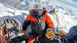 Su historia refleja el riesgo del montañismo extremo, pero también la determinación de seguir adelante incluso después de enfrentar la muerte.