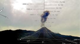 El volcán Reventador expulsó material piroclástico este martes 21 de abril.