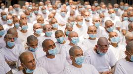 Fotografía cedida por la Fiscalía General de la República (FGR) que muestra a pandilleros de la Mara Salvatrucha (MS13), recluídos en el Centro de Confinamiento del Terrorismo (Cecot), participando en una audiencia en modalidad virtual este lunes en Tecoluca (El Salvador).