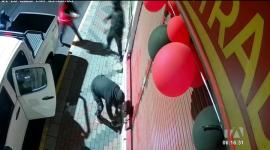 Delincuentes forzaron las seguridades de un establecimiento utilizando el balde de una camioneta para saquear un local en Calderón. Un reportaje de Gustavo Jaramillo