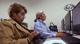 El uso de internet entre adultos mayores crece en Ecuador y transforma su forma de comunicarse, informarse y mantenerse cerca de los suyos. Cada clic abre puertas: videollamadas, noticias y entretenimiento, pero también implica nuevos riesgos.