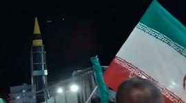 La exhibición del misil es interpretada como una señal de poder militar en medio de un escenario incierto, donde la diplomacia y la tensión conviven.