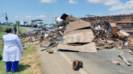 Una plataforma que transportaba varilla y chatarra se volcó a la altura de las bodegas Almax.