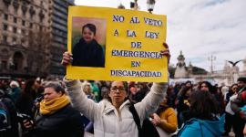 Cientos de personas protestan contra gobierno de Javier Milei.