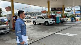 Personal de la Agencia de Regulación y Control de Hidrocarburos verifica abastecimiento de diésel en gasolineras de Guayas.
