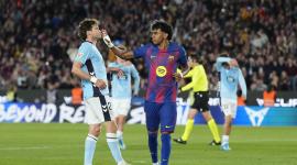 El delantero del FC Barcelona Lamine Yamal pide el cambio tras lesionarse durante el partido de la jornada 33 de LaLiga que FC Barcelona y Celta de Vigo, en el Camp Nou.