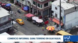 El desorden se apodera de las calles de Guayaquil, mientras los negocios formales lidian con impuestos y reglas, la informalidad crece sin freno. Un reportaje de Paula Kuhn