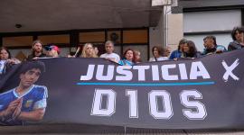 Simpatizantes de Diego Armando Maradona, se manifiestan afuera del tribunal de San Isidro en Buenos Aires (Argentina).