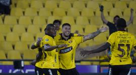 Jugadores de Barcelona festejan un gol ante Mushuc Runa, en el estadio Banco Pichincha.
