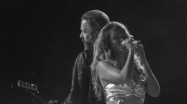 Karol G junto al vocalista de la banga Cigarettes After Sex, Greg González en el festival Coachella.