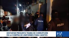 Fiscalía investiga posible corrupción en la compra de uniformes para cadetes. Las investigaciones apuntan a un esquema de beneficios ilícitos. Un reportaje de Catalina García