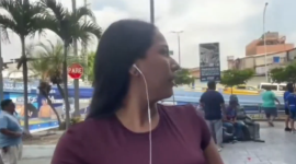 Transmisión en vivo de periodista deportiva capta un robo en los exteriores del estadio Capwell de Guayaquil, el 24 de abril de 2026.