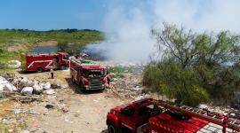 Bomberos de tres cantones trabajan en extingir el incendio en el botadero de basura de Santa Elena.