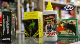 Se venden como soluciones fáciles y seguras, pero bajo la etiqueta “natural” circulan productos sin registro sanitario que llegan a miles de consumidores. Acompañamos a la autoridad en un operativo en el que se retiraron más de 8.000 unidades; detrás, fórmulas inciertas y promesas sin sustento. Las analizamos en laboratorio y los resultados son inquietantes.