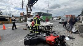 Un vehículo y una motocicleta chocaron en la vía E35, en Amaguaña.