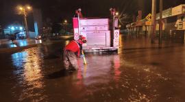 Los bomberos limpian una de las calles annegadas en la ciudad de Ibarra tras las fuertes lluvias.