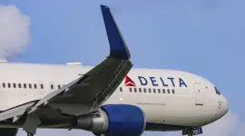 Una mujer dio a luz en medio de un vuelo en un avión de Delta Airlines