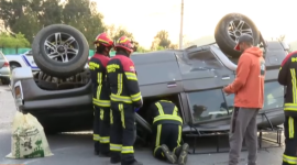 Bomberos de Quito acudieron a atender una emergencia registrada en el redondel de San Antonio de Pichincha.