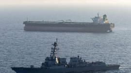 El destructor de misiles guiados USS Rafael Peralta (DDG 115) hace cumplir el bloqueo estadounidense de los puertos iraníes contra el M/T Stream después de que intentara navegar hacia un puerto iraní, el pasado 26 de abril.