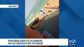 El Gobierno emitió un decreto para eliminar las marcas y logotipos de bandas que durante años cubrieron las paredes de las cárceles del país. Un reportaje de Catalina García