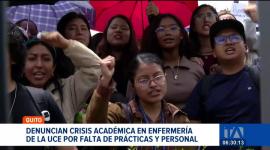 Estudiantes y docentes de la UCE exigen soluciones ante la falta de clases prácticas y la escasez de profesores. Además, profesores denuncian falta de pagos. Un reportaje de Brigette Mancheno