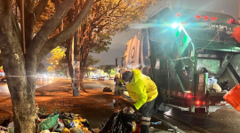 Un camión de Urvaseo recoge la basura en un punto del centro de Guayaquil.