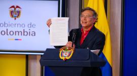 Gustavo Petro soteniendo un comunicado.