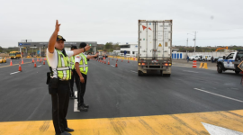 Vigilantes de tránsito desplegados en el peaje de Chongón, en la vía a la Costa, por donde transitan miles de vehículos durante los feriados.