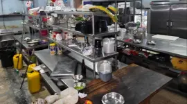 Arcsa clausuró un restaurante en Guayaquil por graves problemas de insalubridad en la cocina.